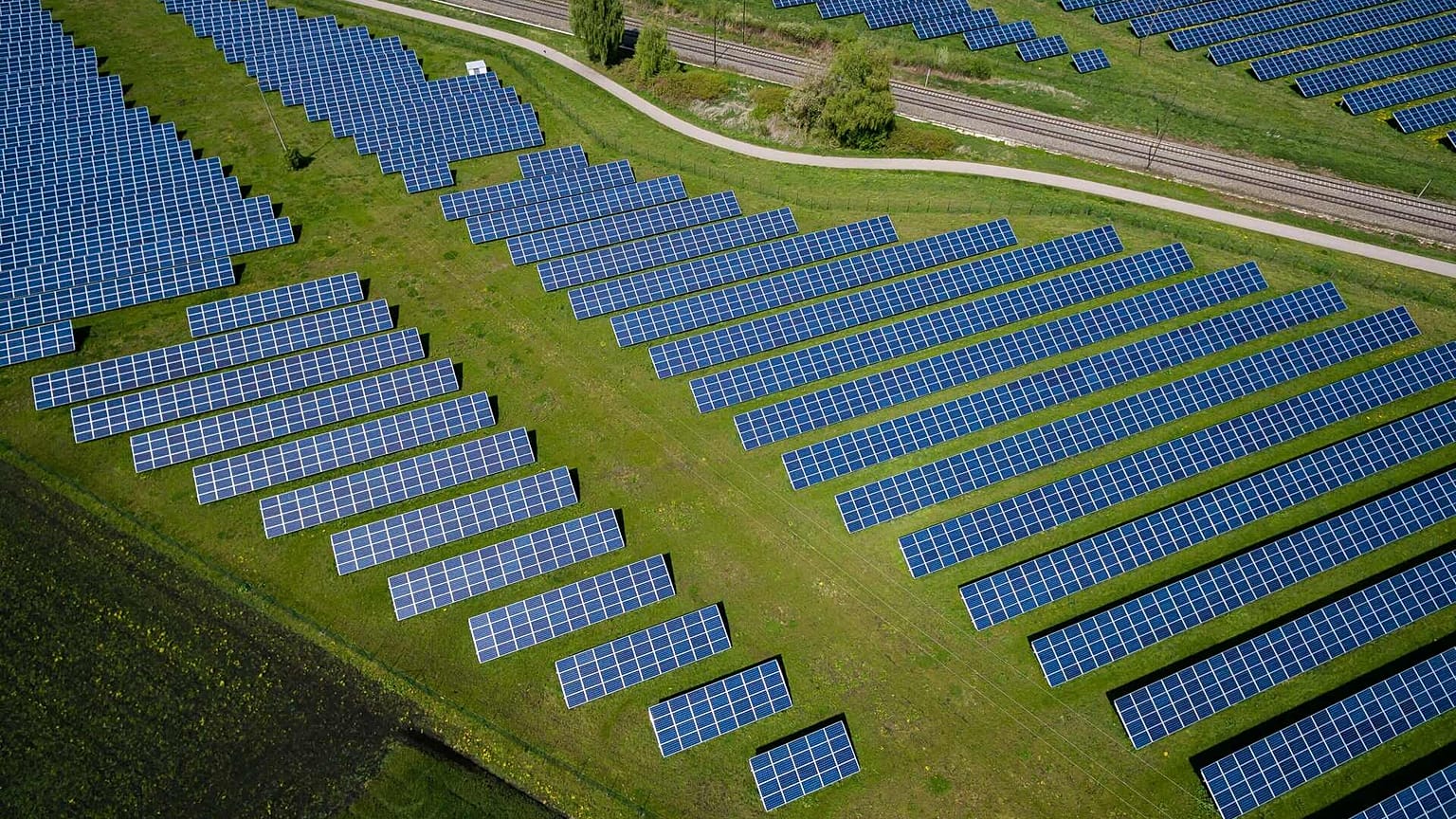 L'energia solare sta aumentando in tutta Europa quest'estate.