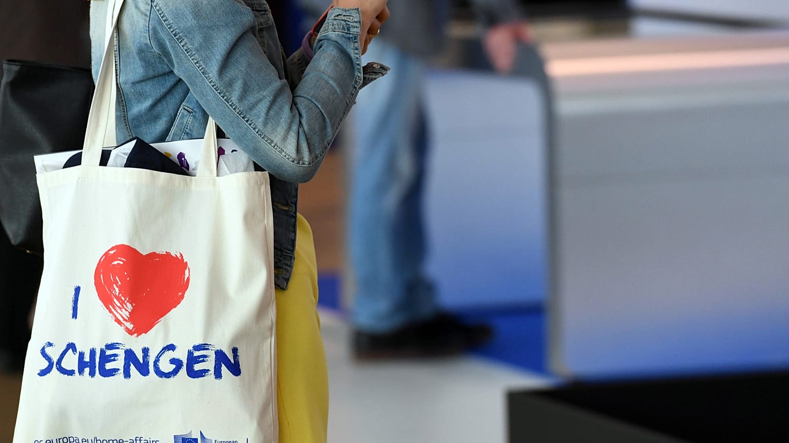 Bu fotoğrafta bir çantanın üzerinde 'I love Schengen' ifadesi yer alıyor.