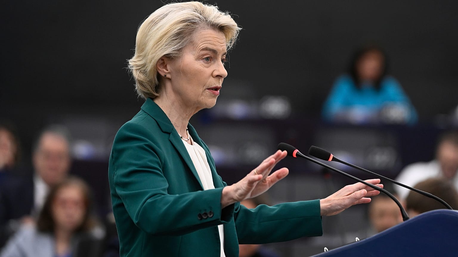 Przewodnicząca Komisji Europejskiej Ursula von der Leyen wygłasza przemówienie podczas oświadczenia w sprawie przygotowań do szczytu UE-Chiny, wtorek, 8 lipca 2025 r.