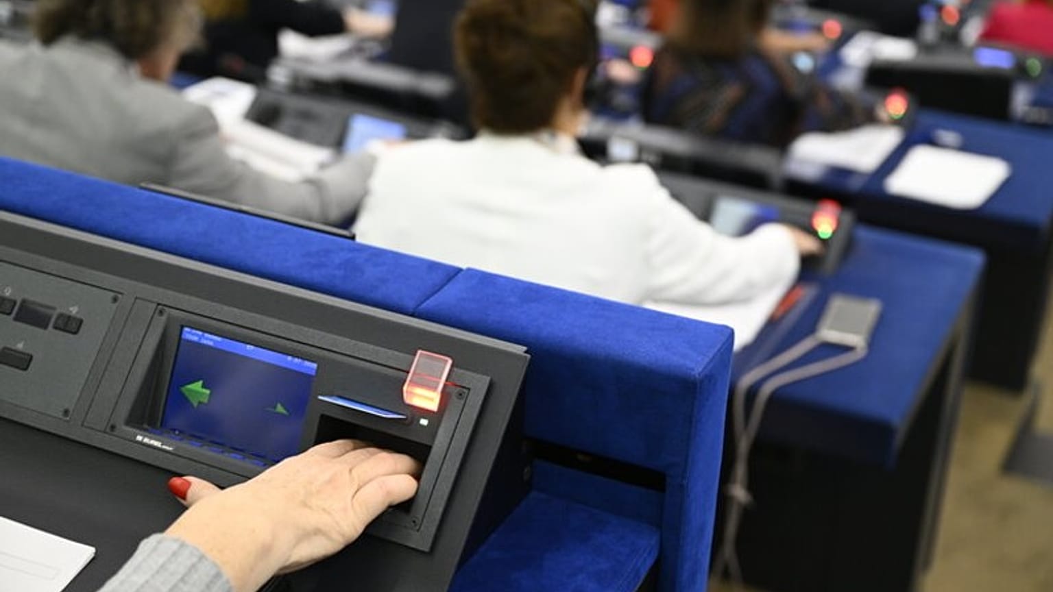 Avrupa Parlamentosu üyeleri öğle saatlerinde Avrupa Komisyonu'nu devirmek için gensoru önergesini oylayacak