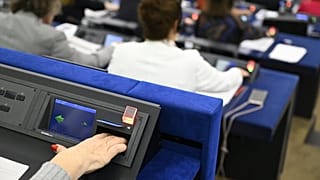 Os deputados do Parlamento Europeu votarão ao meio-dia a moção de censura para derrubar a Comissão Europeia