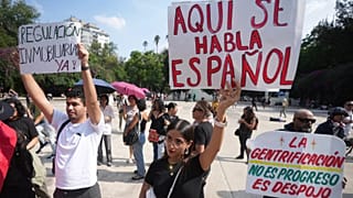 Manifestantes durante una protesta contra la gentrificación en la Ciudad de México, el viernes 4 de julio de 2025.