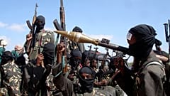 Silahlı Eş-Şebab savaşçıları Mogadişu'ya gitmeye hazırlanırken kamyonetlere biniyorlar, 8 Aralık 2008