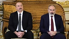 Der armenische Premierminister Nikol Pashinyan und der aserbaidschanische Präsident Ilham Aliyev in St. Petersburg, Russland, Dienstag, 26. Dezember 2023. 