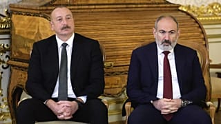 Nikol Pashinyan örmény miniszterelnök és Ilham Aliyev azerbajdzsáni elnök az oroszországi Szentpéterváron 2023. december 26-án, kedden.