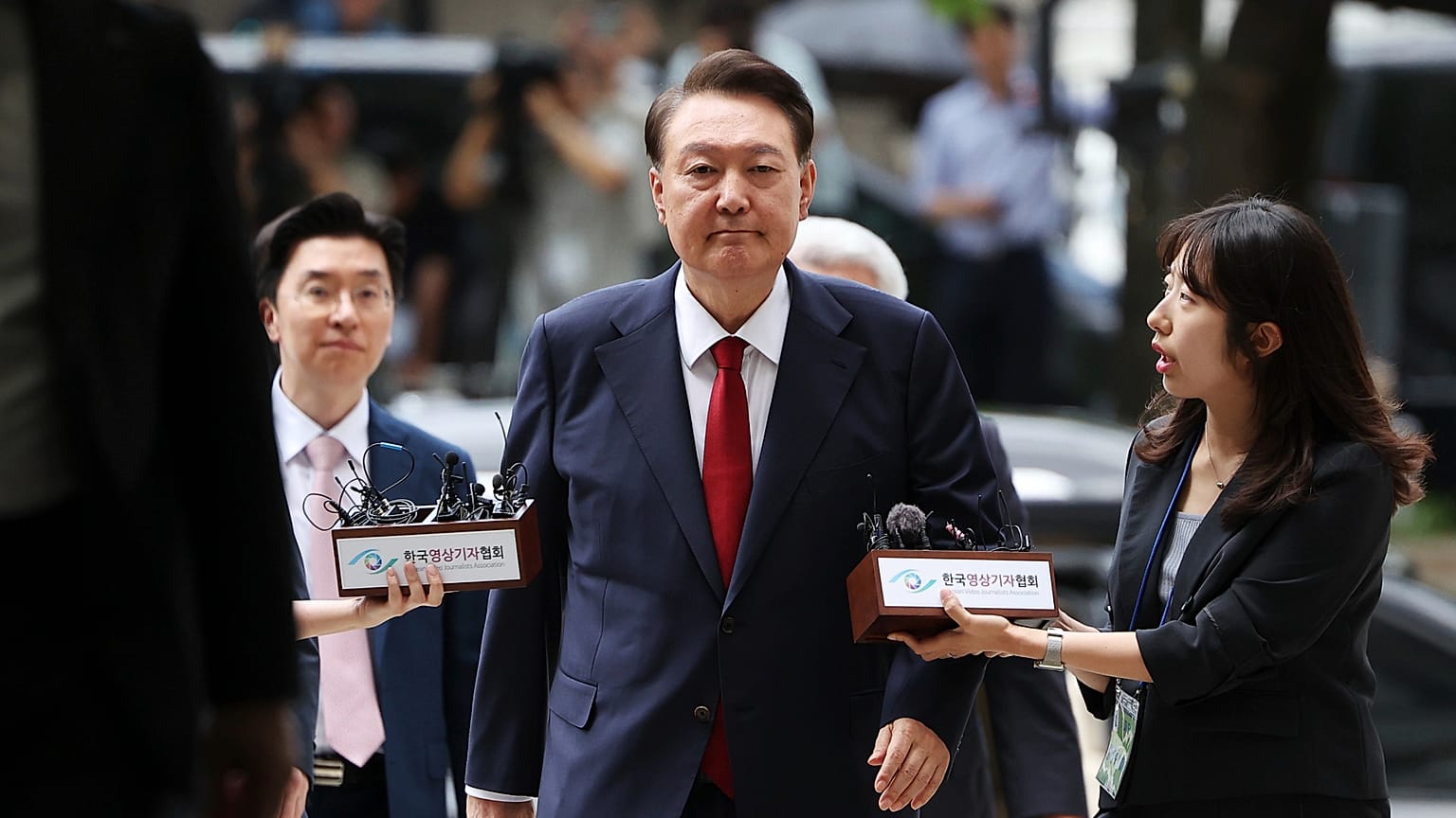 Eski Güney Kore Devlet Başkanı Yoon Suk Yeol, özel savcılar tarafından talep edilen tutuklama kararının gözden geçirileceği duruşmaya katılmak üzere mahkemeye geldi, 9 Temmuz, 2025