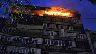 Kigyulladt lakóház egy orosz támadás után Kijevben 