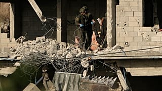 القوات الإسرائيلية تنقل جثة فلسطيني قُتل خلال عملية عسكرية في قباطية، شمال الضفة الغربية بتاريخ 13 يونيو 2024