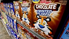 Des boîtes de céréales Kellogg's Chocolate Frosted Flakes sont exposées sur un marché de Pittsburgh. 8 août 2018.