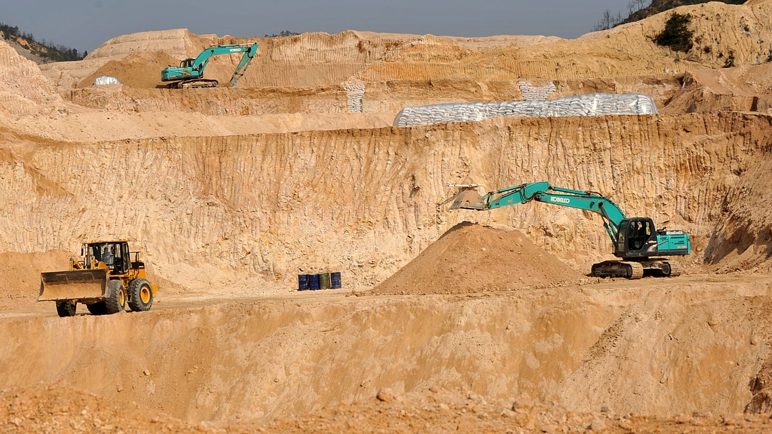 Arbeiter graben mit Maschinen in einer Mine für seltene Erden im Kreis Ganxian in der zentralchinesischen Provinz Jiangxi. 30. Dezember 2010.