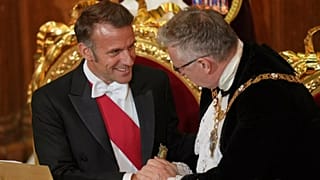 O Presidente francês, Emmanuel Macron, é felicitado pelo seu discurso pelo Presidente da Câmara de Londres, Alastair King, no banquete do Guildhall em Londres, quarta-feira, 9 de julho de 2025.