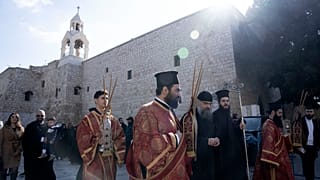 موكب لاستقبال البطريرك في كنيسة المهد، في مدينة بيت لحم بالضفة الغربية، الاثنين 6 يناير 2025.