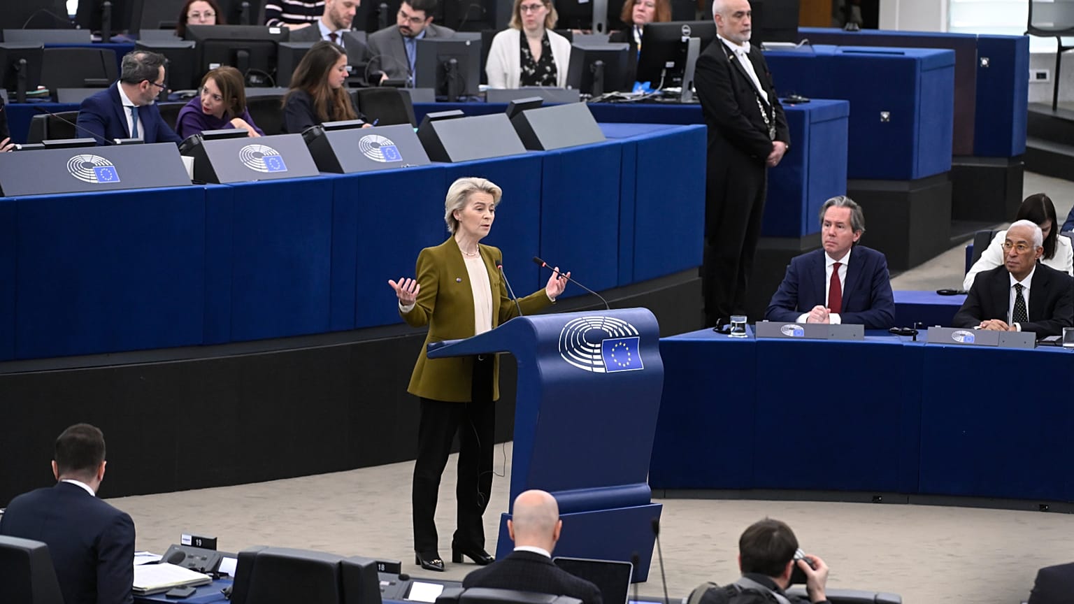 Ursula von der Leyen, Presidenta de la Comisión Europea, pronuncia su discurso durante una sesión en el Parlamento Europeo, miércoles 22 de enero de 2025.