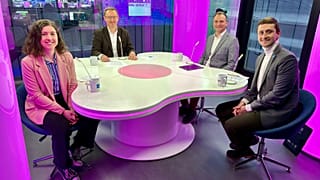 Pőcze Júlia, Gyévai Bálint, Kugyela Tamás és a műsorvezető, Zsíros Sándor az Euronews stúdiójában