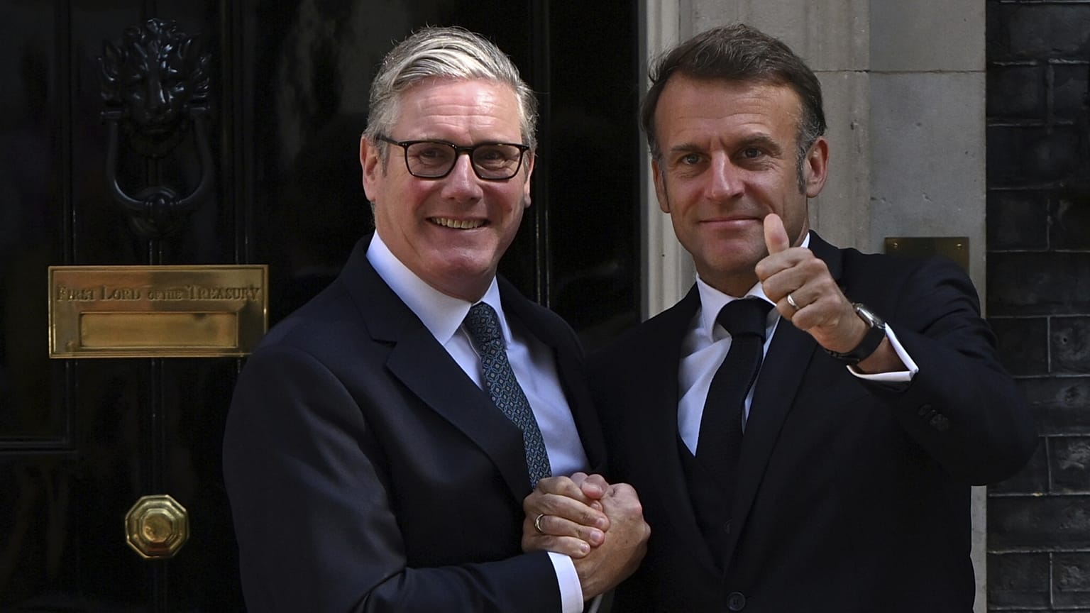 Macron francia elnök Starmer brit kormányfőnél a Downing Street 10. előtt