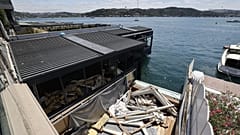 İBB ekiplerinin 10 Temmuz Perşembe günü Beşiktaş Bebek'teki bir işletmenin kaçak bölümünde yaptığı yıkım çalışması