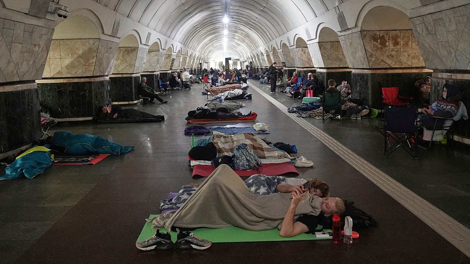 Personas descansan en una estación de metro, utilizada como refugio antiaéreo, durante un ataque ruso en Kyiv, Ucrania, la madrugada del jueves 10 de julio de 2025