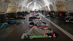 Menschen ruhen sich in einer U-Bahn-Station aus, die während eines russischen Angriffs auf Kyjiw, Ukraine, am frühen Donnerstag, den 10. Juli 2025, als Bombenschutzraum genutzt wird.