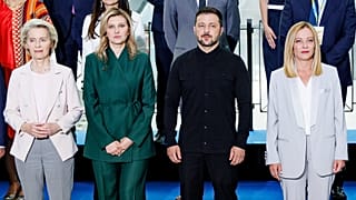 La Primera Ministra italiana, Giorgia Meloni, regala una bandera italo-ucraniana en la Conferencia sobre la Recuperación de Ucrania en Roma, 10 de julio de 2025.