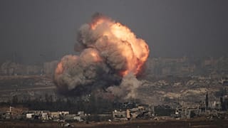 قصف للجيش الإسرائيلي في شمال قطاع غزة، كما يظهر من جنوب إسرائيل، يوم الخميس 10 يوليو/تموز 2025.