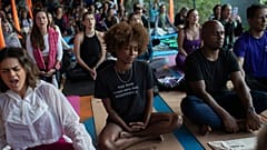 Eine Frau sitzt im Lotussitz und meditiert während einer Yogastunde des Transformationsprojekts in der Favela Rocinha in Rio de Janeiro am Mittwoch, den neunundzwanzigsten Juli zweitausendfünfundzwanzig.