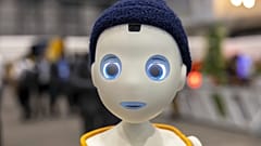 Navel, un robot social de Navel Robotic que utiliza inteligencia artificial, observa a los visitantes durante la cumbre AI for Good, en Ginebra, Suiza, este 8 de julio. 