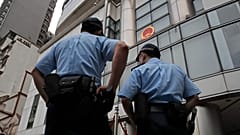 Polis memurları Çin'in Hong Kong'daki yeni Ulusal Güvenliği Koruma Ofisi'nin önünde nöbet tutuyor, 8 Temmuz, 2020