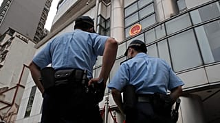 Agentes da polícia montam guarda no exterior do novo Gabinete de Salvaguarda da Segurança Nacional da China em Hong Kong, 8 de julho de 2020