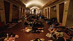 Während eines russischen Angriffs auf Kiew (Ukraine) am Donnerstag, 10. Juli 2025, schlafen Menschen auf dem Bahnsteig einer U-Bahn-Station und suchen Schutz.