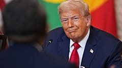 Präsident Donald Trump spricht während eines Mittagessens mit afrikanischen Staatsoberhäuptern im State Dining Room des Weißen Hauses, Mittwoch, 9. Juli 2025, in Washington.