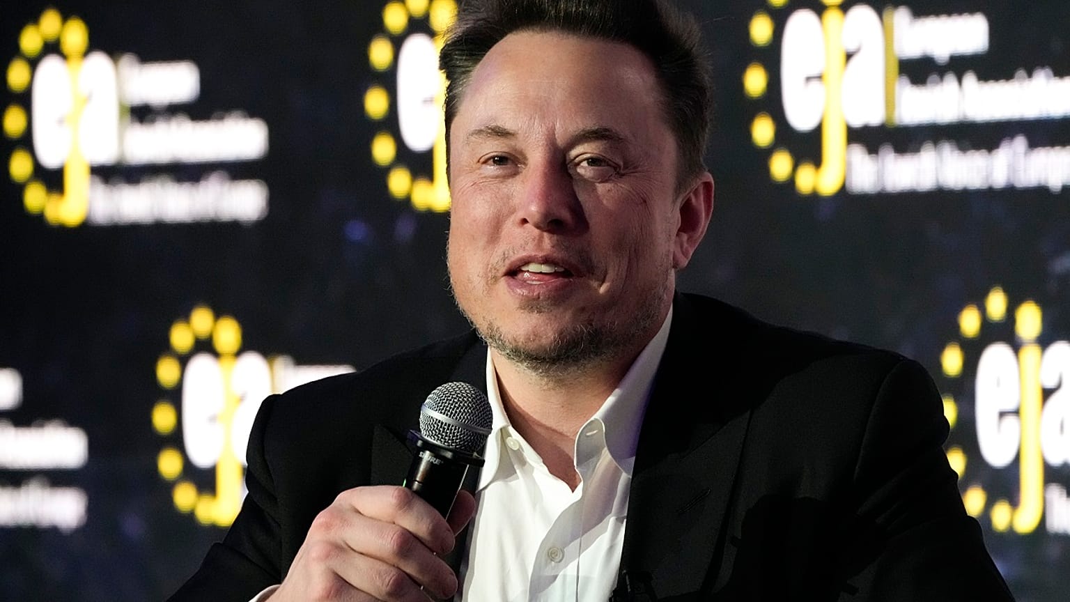 Elon Musk, dono do X, fala durante uma entrevista.