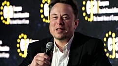 X, ο διευθύνων σύμβουλος της Tesla και της SpaceX Elon Musk μιλάει κατά τη διάρκεια συνέντευξης.