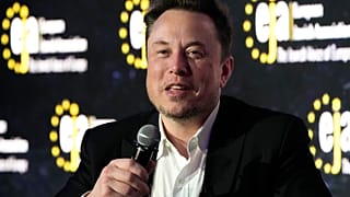 Elon Musk, dono do X, fala durante uma entrevista.