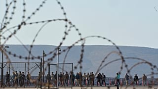 Migranti salvati a sud di Creta camminano dopo il loro arrivo al porto di Lavrio, 10 luglio 2025