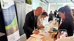 Magnus Heunicke, ministre danois de l'Environnement et Jessika Roswall, commissaire européenne chargée de l’Environnement,  lors de la prise de sang.