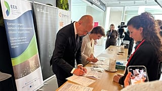Magnus Heunicke, ministre danois de l'Environnement et Jessika Roswall, commissaire européenne chargée de l’Environnement, lors de la prise de sang.