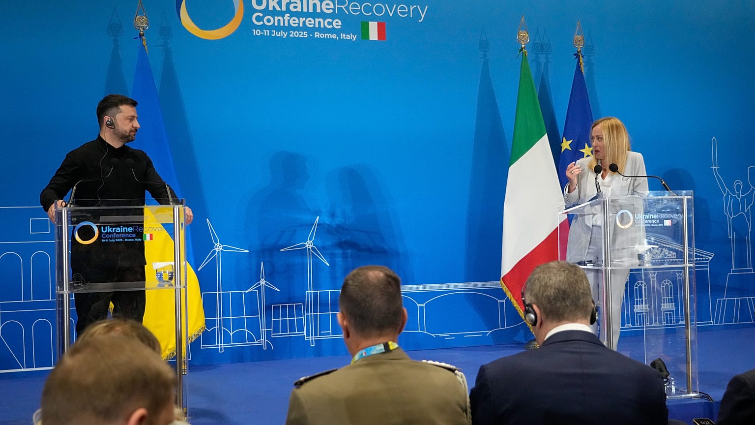 Il presidente ucraino Volodymyr Zelensky e la prima ministra italiana Giorgia Meloni parlano con i giornalisti durante la Ukraine Recovery Conference a Roma (10 luglio 2025)