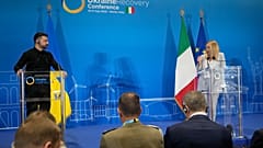Il presidente ucraino Volodymyr Zelensky e la prima ministra italiana Giorgia Meloni parlano con i giornalisti durante la Ukraine Recovery Conference a Roma (10 luglio 2025)