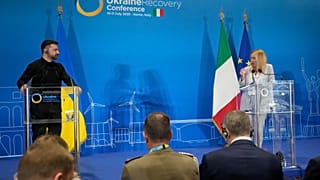 Il presidente ucraino Volodymyr Zelensky e la prima ministra italiana Giorgia Meloni parlano con i giornalisti durante la Ukraine Recovery Conference a Roma (10 luglio 2025)