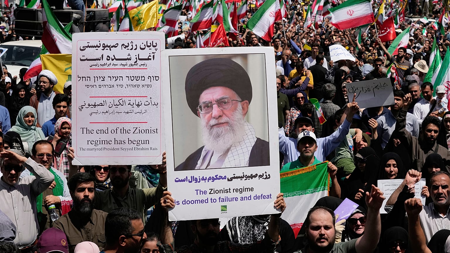 Manifestantes iranianos carregam o retrato do líder supremo Ayatollah Ali Khamenei e cartazes anti-israelitas durante um protesto em Teerão, 20 de junho de 2025