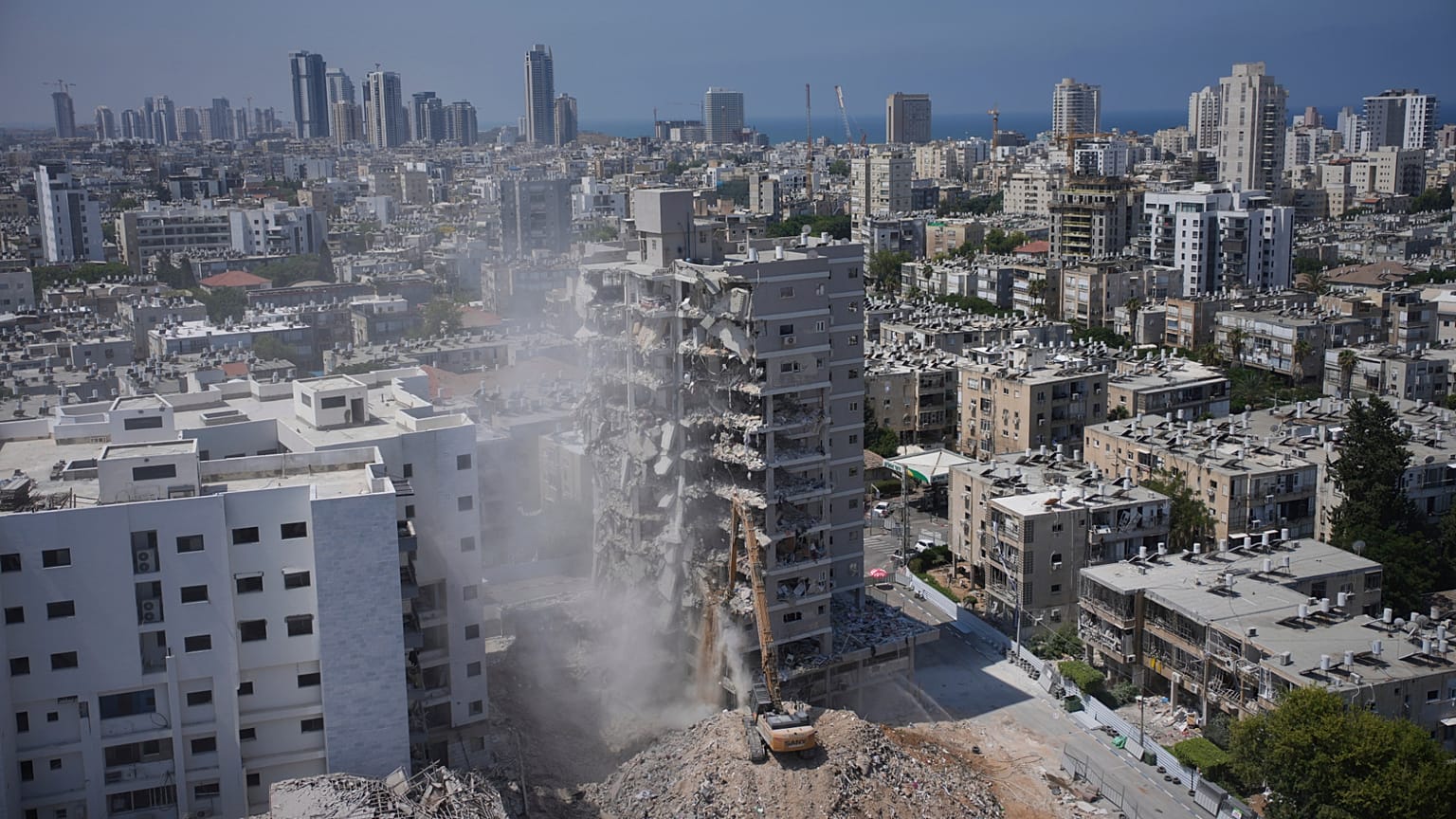 تم هدم مبنى في بات يام، إسرائيل، يوم الخميس 10 يوليو 2025، بعد أن أصيب بصاروخ إيراني خلال حرب استمرت 12 يومًا بين إسرائيل وإيران الشهر الماضي.