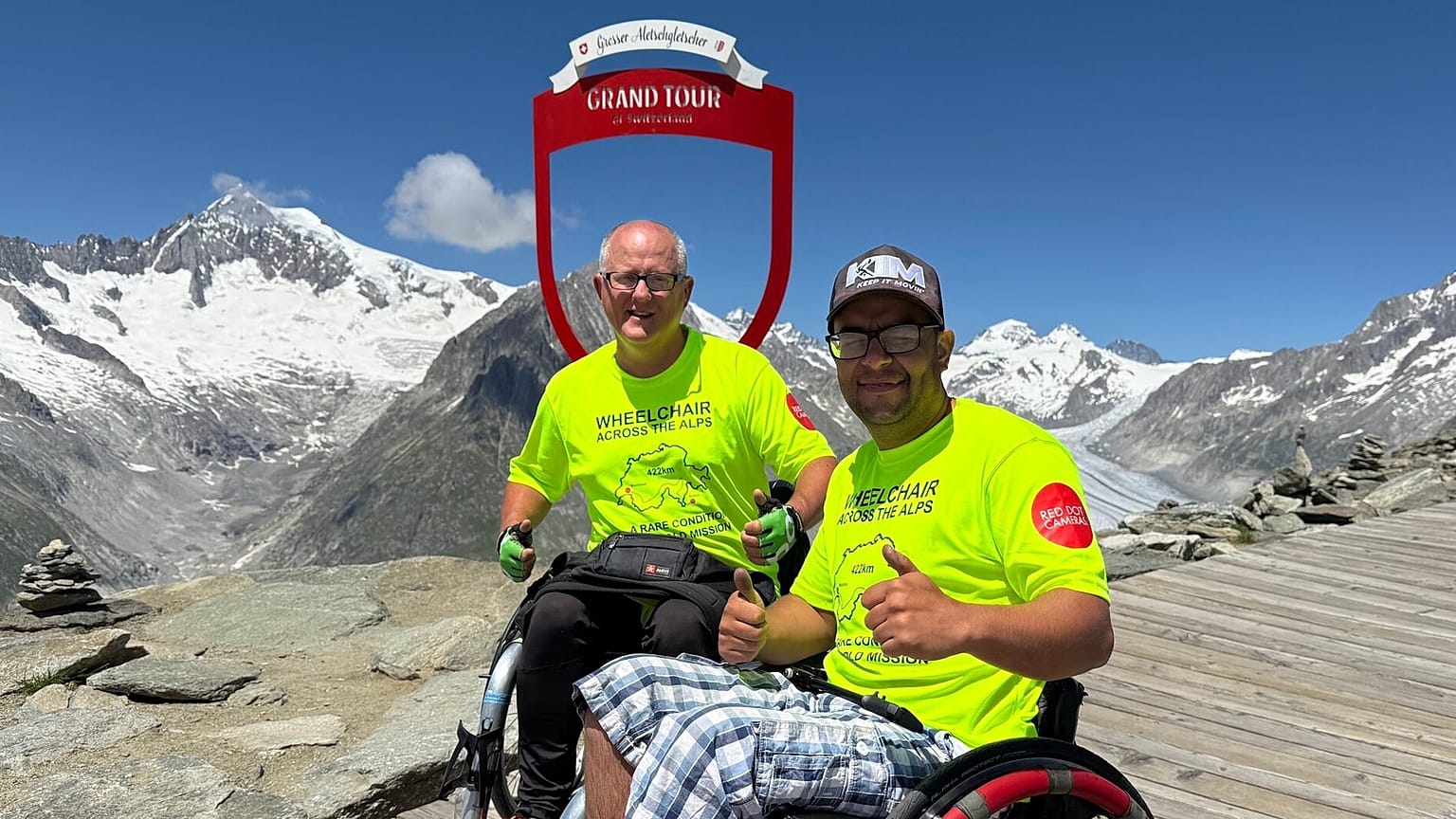 Ben Spencer et Peter Smorthit ont été les premiers à traverser les Alpes en fauteuil roulant en juillet.