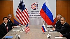 O Secretário de Estado dos EUA, Marco Rubio, reúne-se com o Ministro dos Negócios Estrangeiros da Rússia, Sergei Lavrov, em Kuala Lumpur, a 10 de julho de 2025