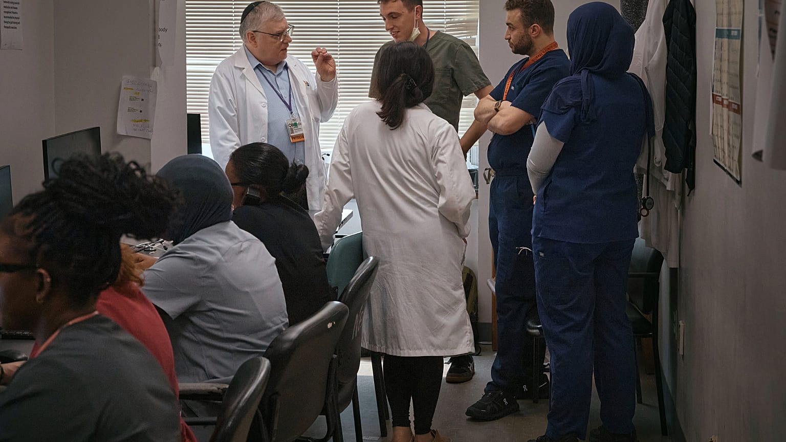  مجموعة من الأطباء داخل مستشفى مركز بروكديل الجامعي والطبي في منطقة بروكلين بمدينة نيويورك