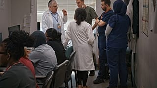  مجموعة من الأطباء داخل مستشفى مركز بروكديل الجامعي والطبي في منطقة بروكلين بمدينة نيويورك