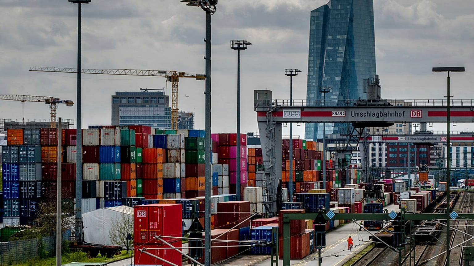  Des conteneurs sont empilés dans un terminal de fret de la Deutsche Bahn à Francfort, en Allemagne, le mercredi 26 avril 2023. 