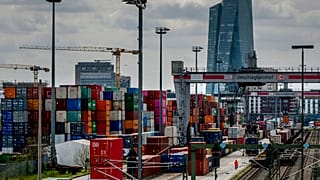Contenedores apilados en una terminal de carga de Deutsche Bahn en Frankfurt, Alemania, miércoles 26 de abril de 2023.