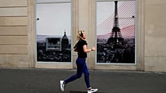 Uma mulher faz jogging em Paris, a 22 de março de 2020.