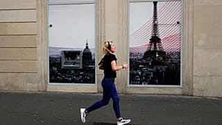 Eine Frau joggt in Paris, 22. März 2020.