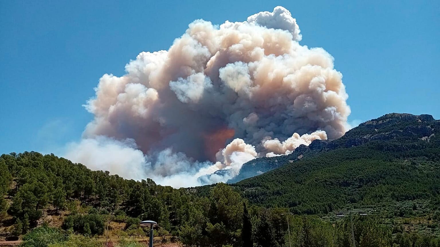 En esta fotografía difundida por Agents Rurals de Catalunya, un incendio sin control arrasa el bosque de Paüls, en la provincia de Tarragona, el martes 8 de julio de 2025.